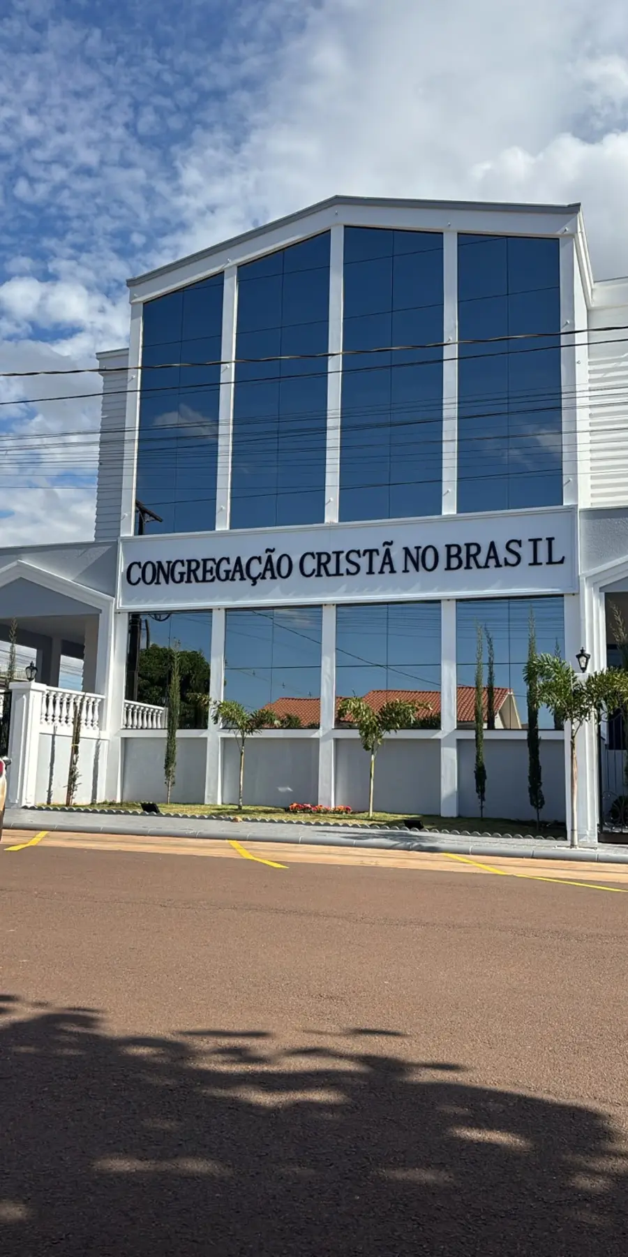 Residência com esquadrias e vidros instalados pela Vidropar Assis