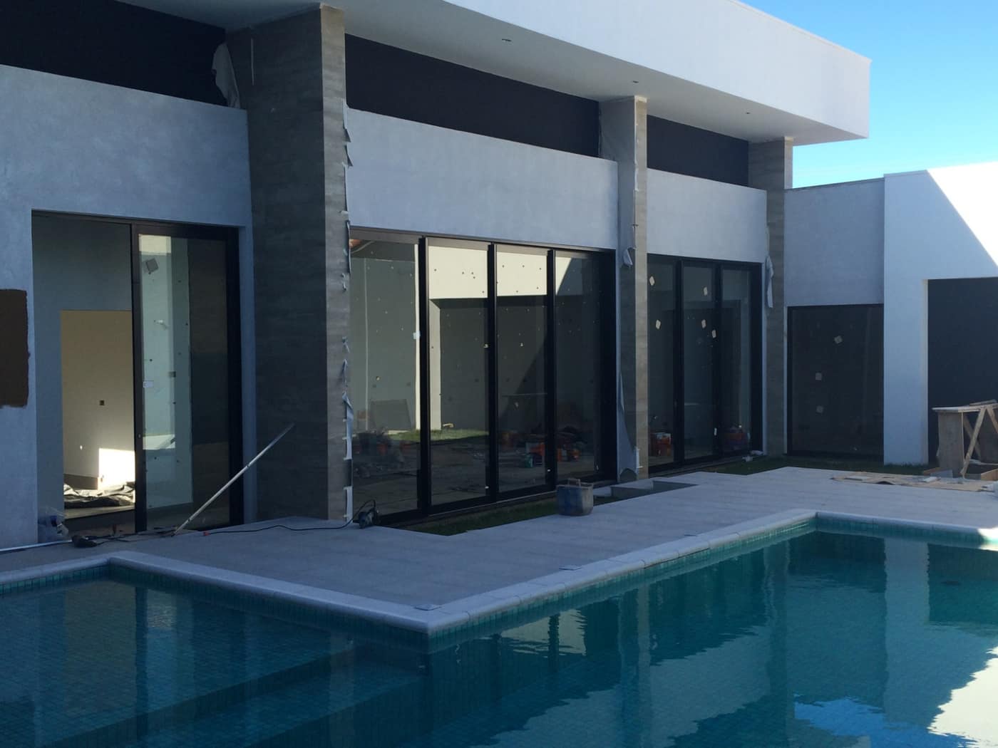 Residência com piscina e esquadrias pretas
